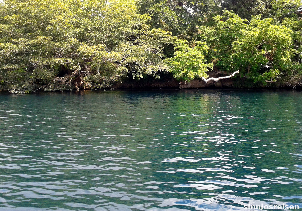 Lagune von Baccalar: Dunkelblaues Wasser